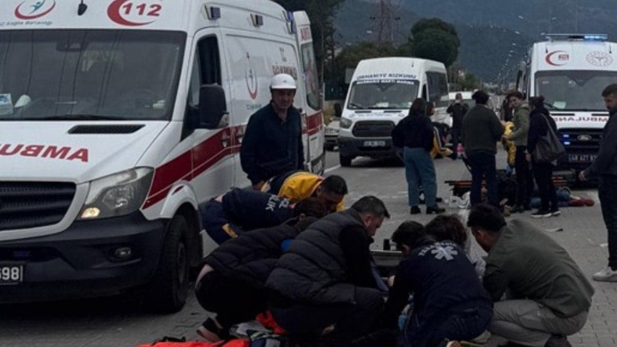 Marmaris’te tatil zehir oldu: 2 turist yaşam savaşı veriyor