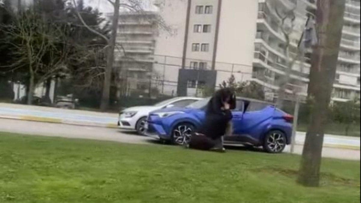 Kadın sürücüler saç başa kavgaya tutuştu: O anlar kamerada