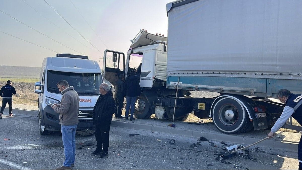 TIR trafiği birbirine kattı: Çok sayıda kişi yaralandı