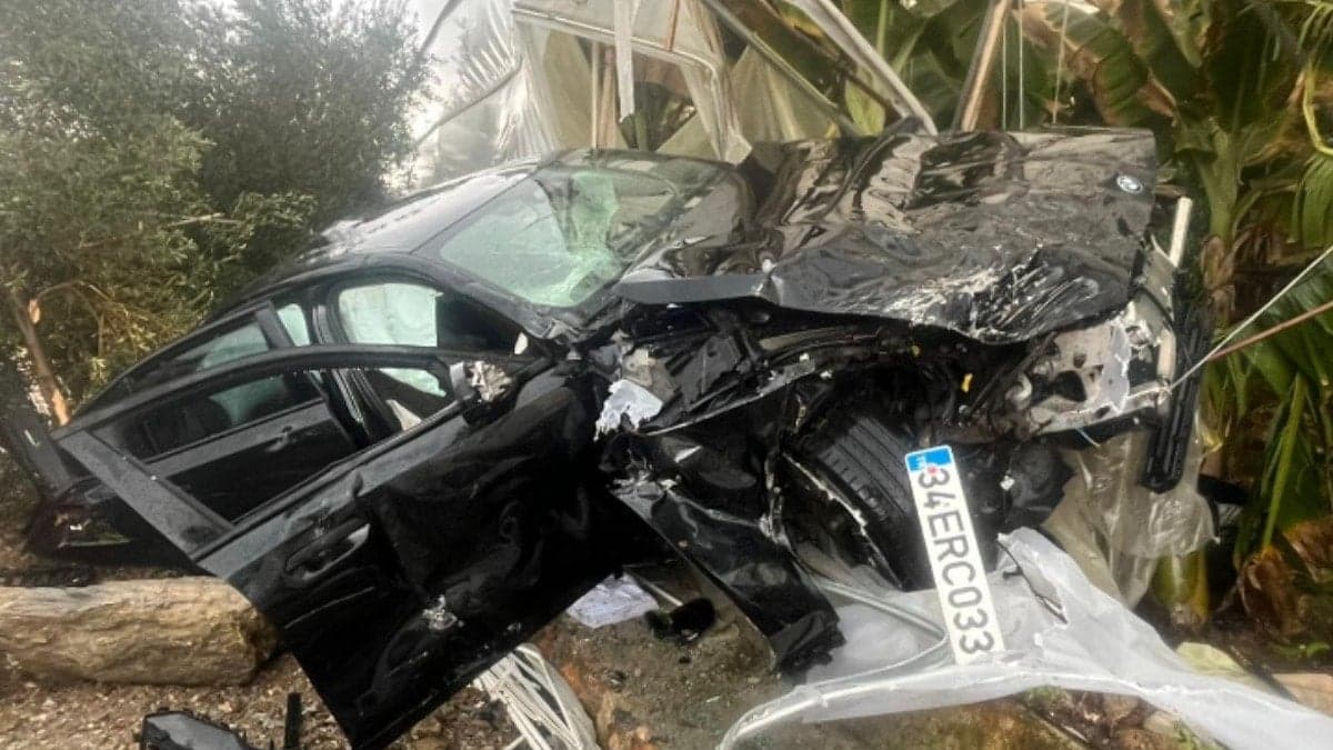 Alanya'da otomobil muz serasına uçtu: 4 yaralı