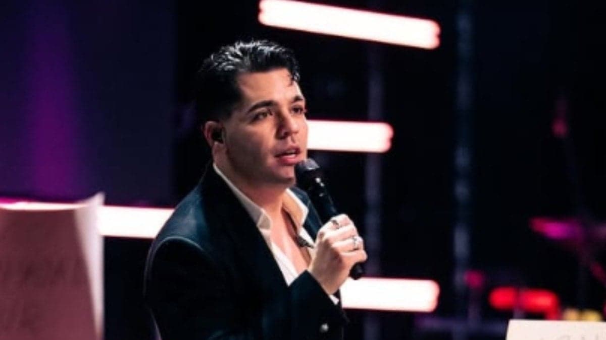 Emir Can İğrek sahnede itiraf etti: Flört yok, kanka var