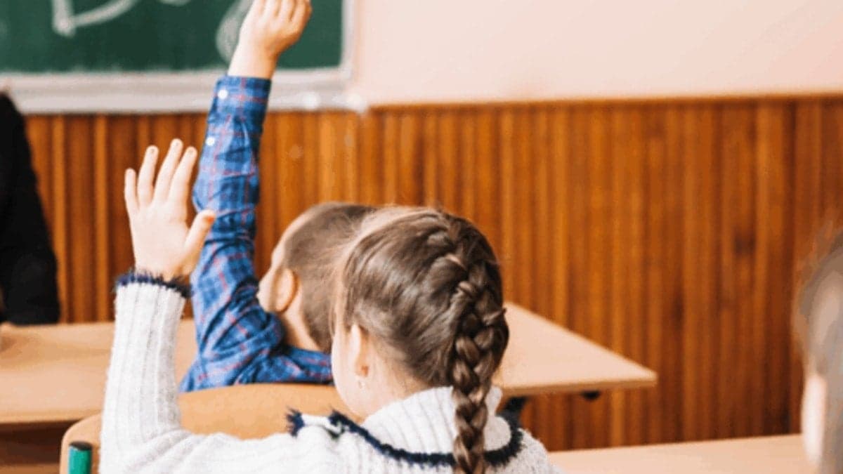 Sopayla bastığı okulda öğretmenleri tehdit etti!