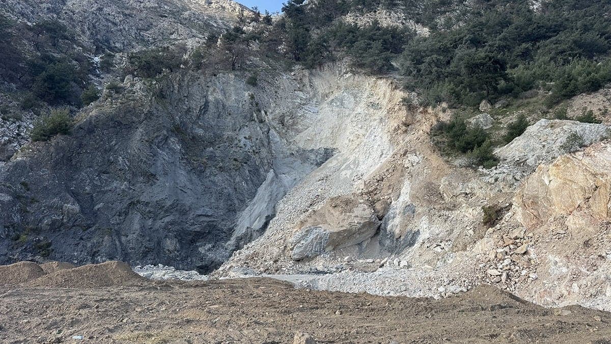 Aydın'da toprak kayması an be an kaydedildi