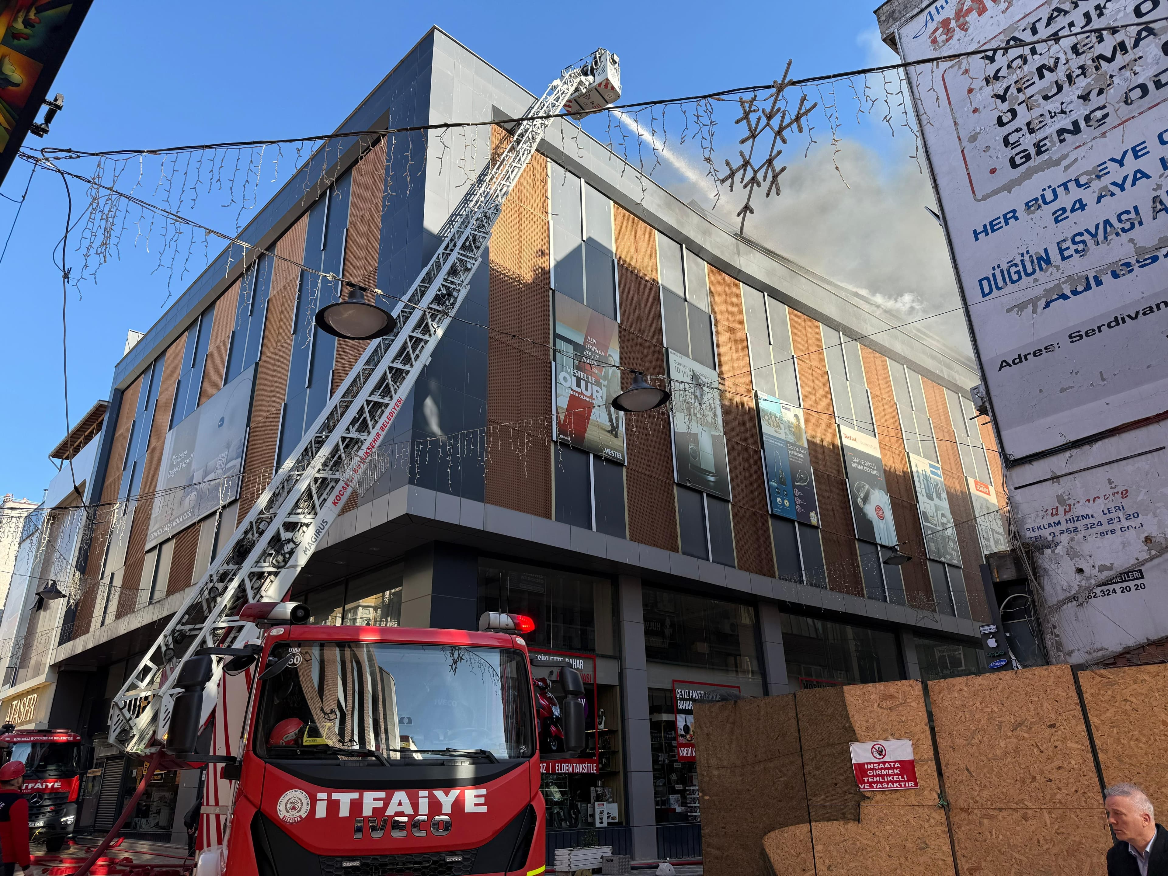 İş merkezinin deposu alev alev yandı