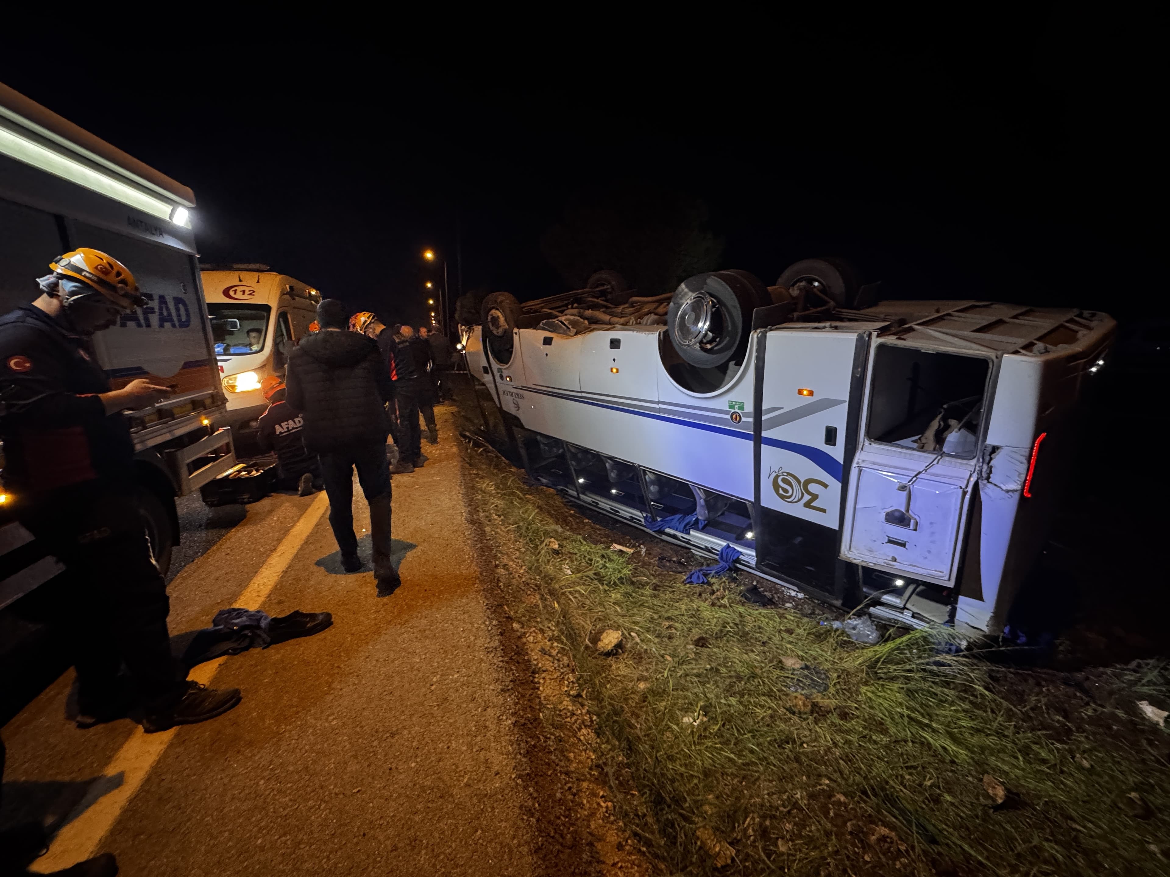 Gardiyanları taşıyan otobüs devrildi: Çok sayıda kişi yaralandı