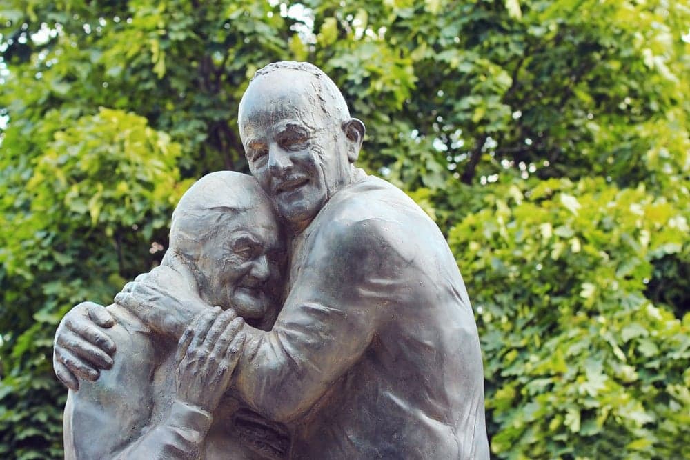 60 yıl sonra gelen mucize: Savaşın ayırdığı aşıkları televizyon buluşturdu