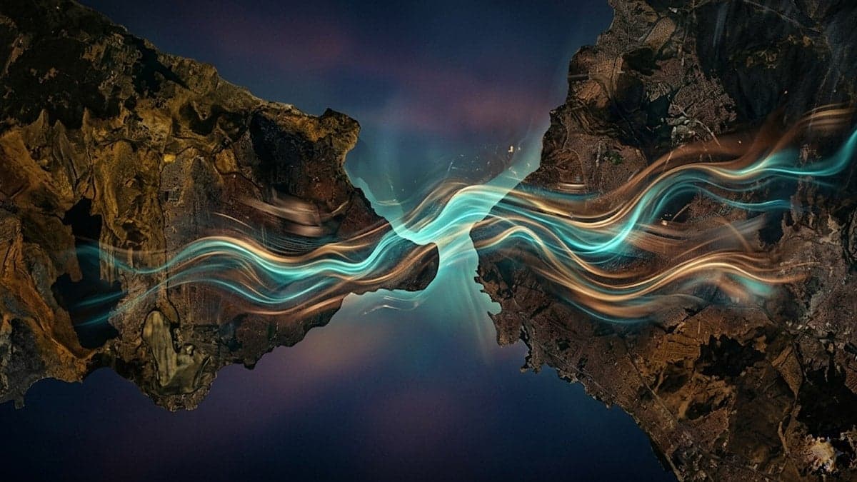 Burnumuzun dibinde, iki kıtayı birbirine bağlıyor