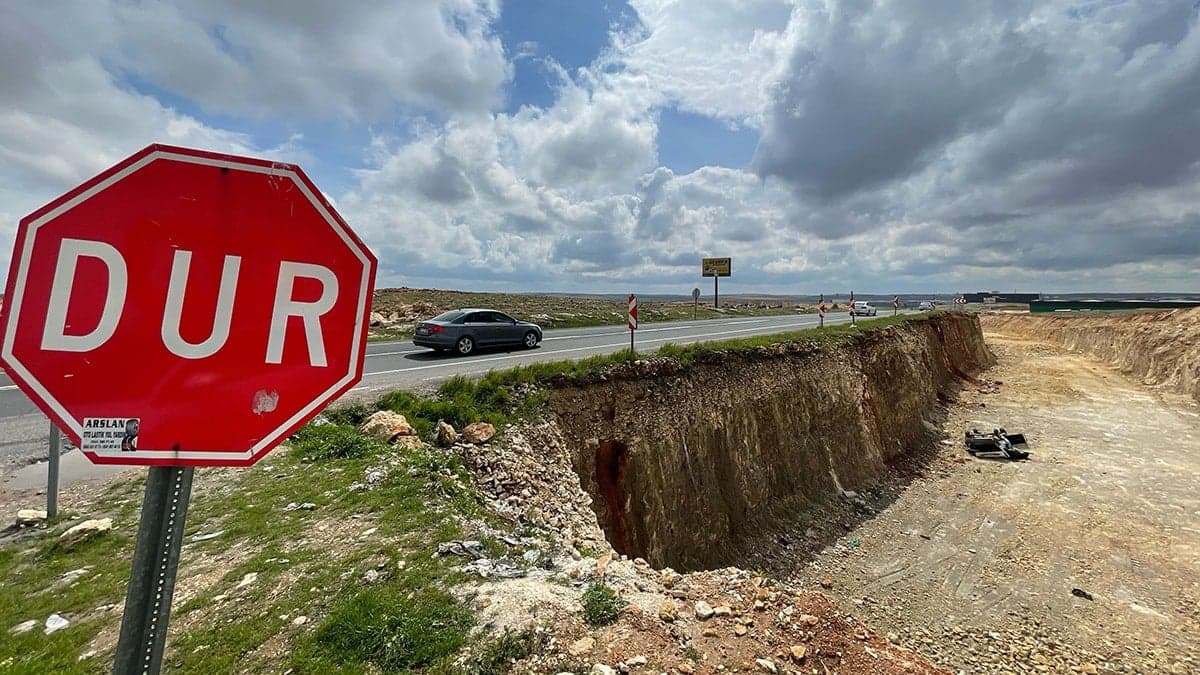 Yol çalışması için kanala araç düştü: 1 ölü, 1 yaralı