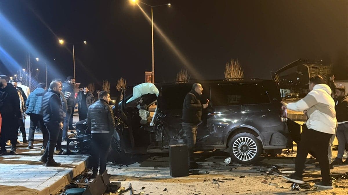 Erzurum'da 4 araç birbirine girdi: Yaralılar var