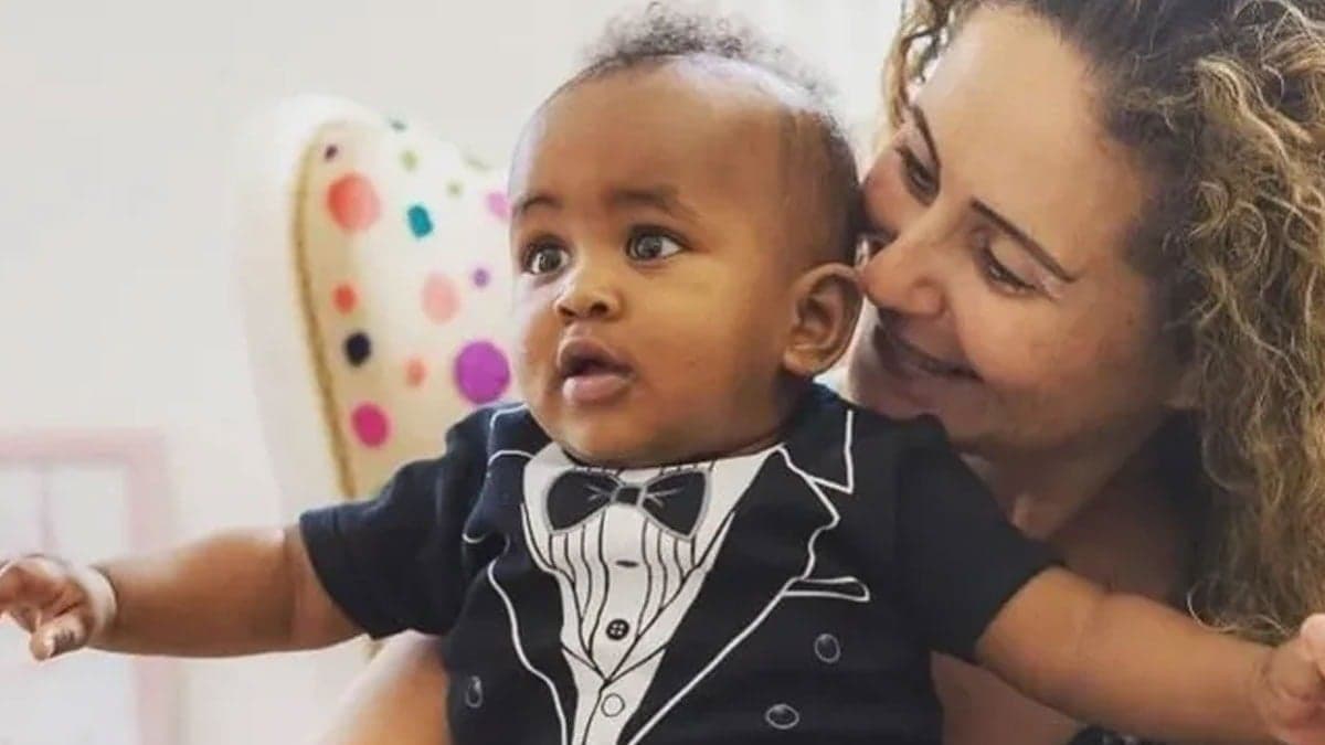 Doktor Başka Hayatta'nın Feda'sı Esra Akkaya, evlat edindiği oğlu Can Alex ile poz verdi: Ne kadar büyümüş!