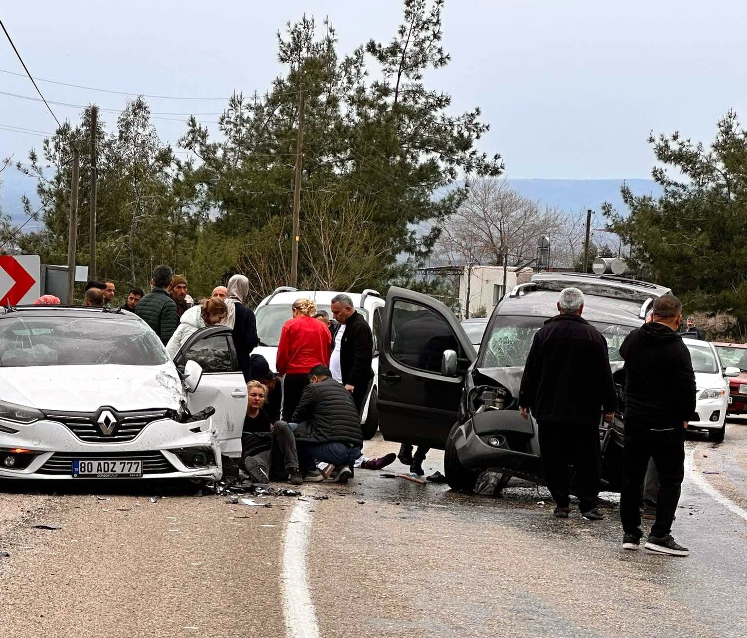 Osmaniye'de kavşakta iki araç birbirine girdi; 1 ölü, 3 yaralı