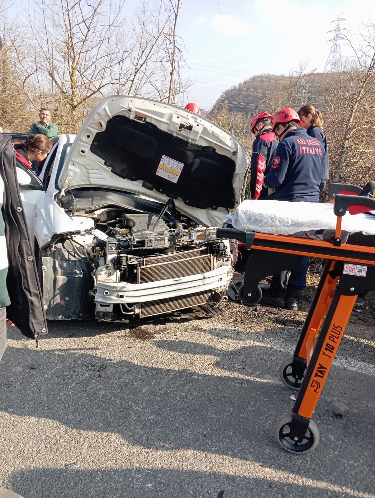 İşçi servisi ile otomobil çarpıştı: 13 kişi yaralandı