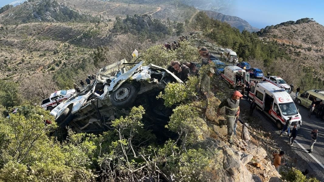 Mersin'de uçurumda facia: 3 kişi hayatını kaybetti, 11 kişi yaralandı