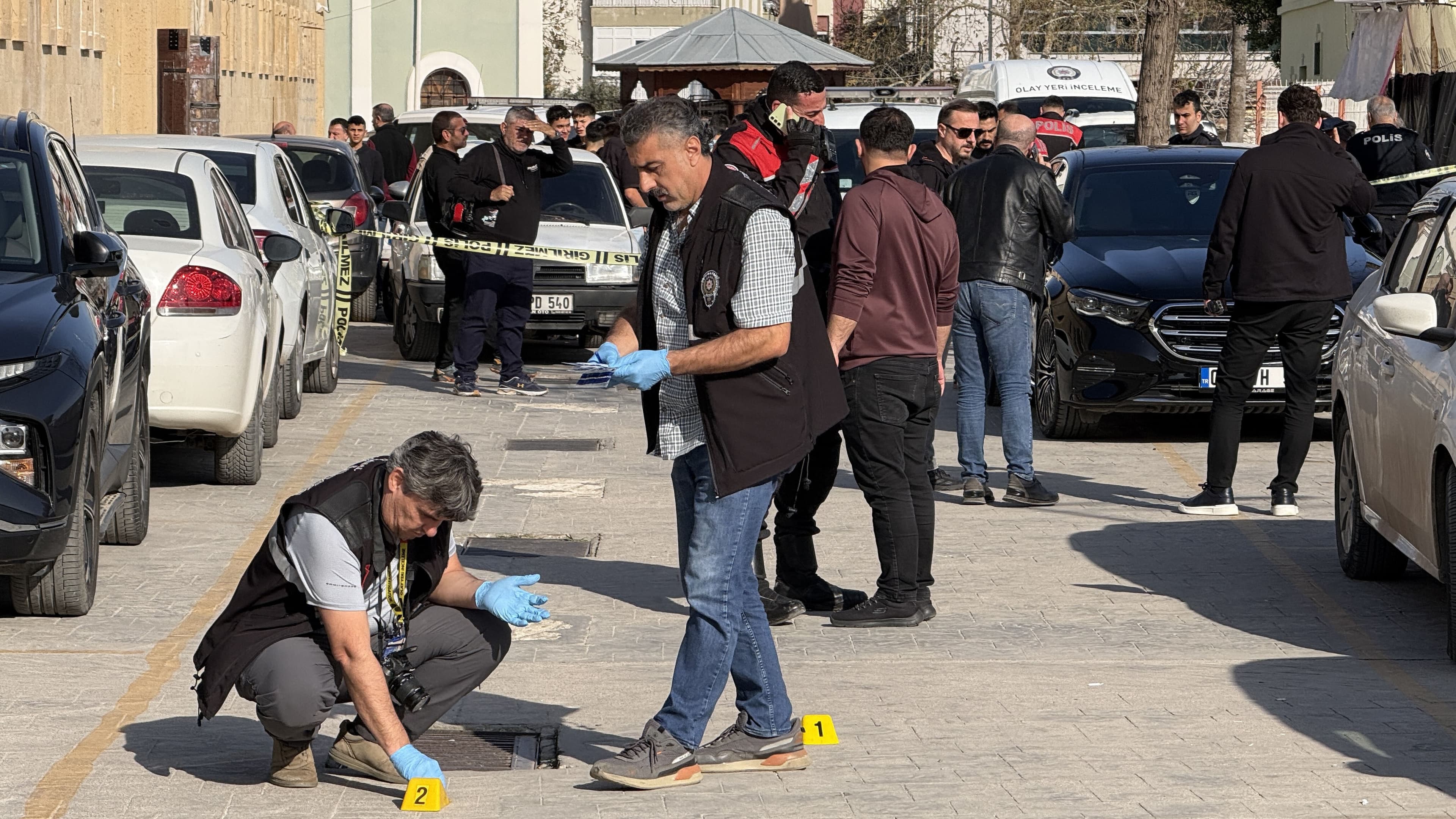 Önce dükkanı kurşunlandı, sonra silahlı saldırıya uğradı