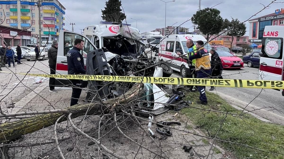Ambulansla kamyon çarpıştı: 1 ölü, 3 yaralı