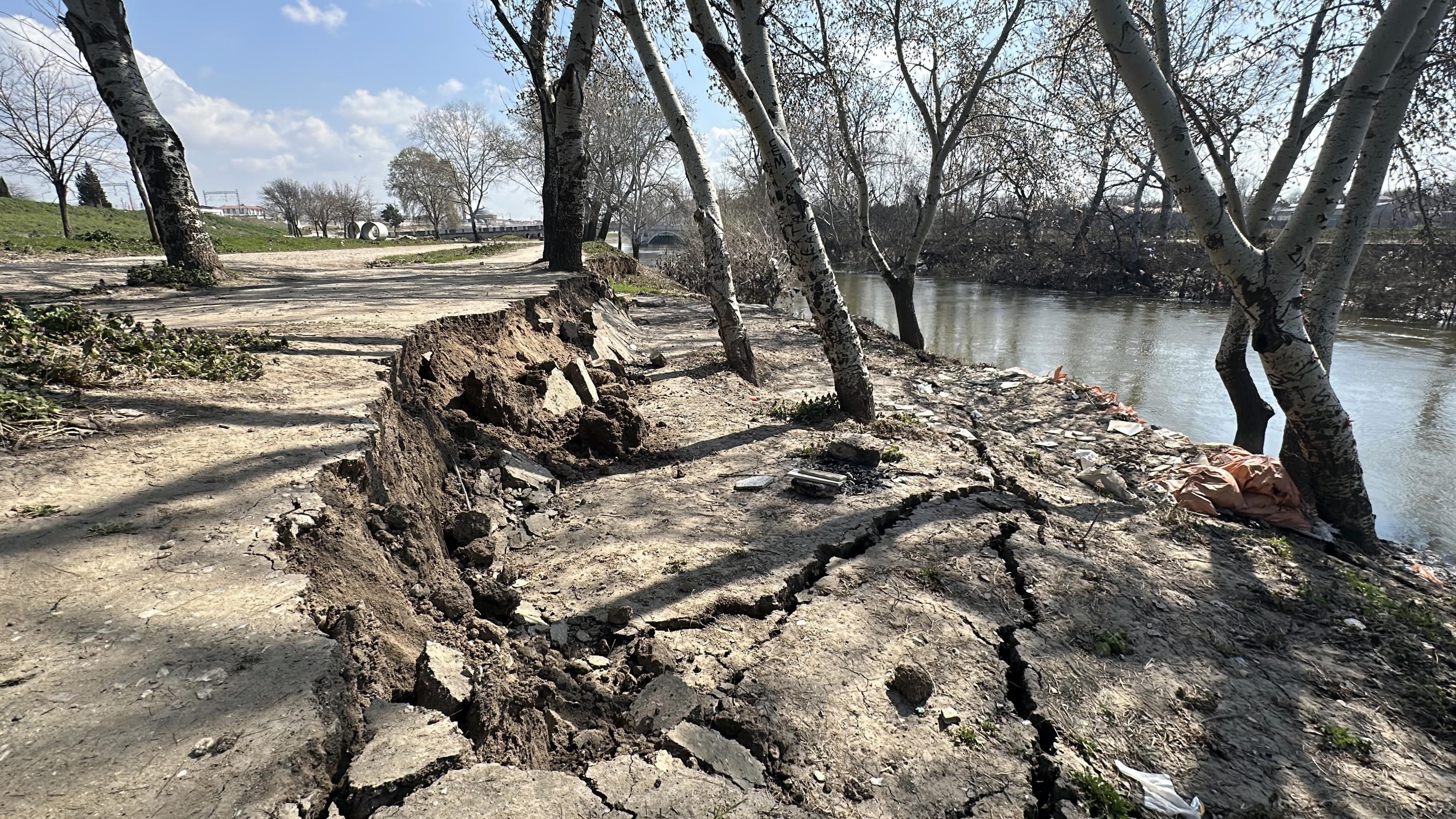 Taşkın gitti hasar kaldı: Tunca’da göçük ve çatlaklar oluştu