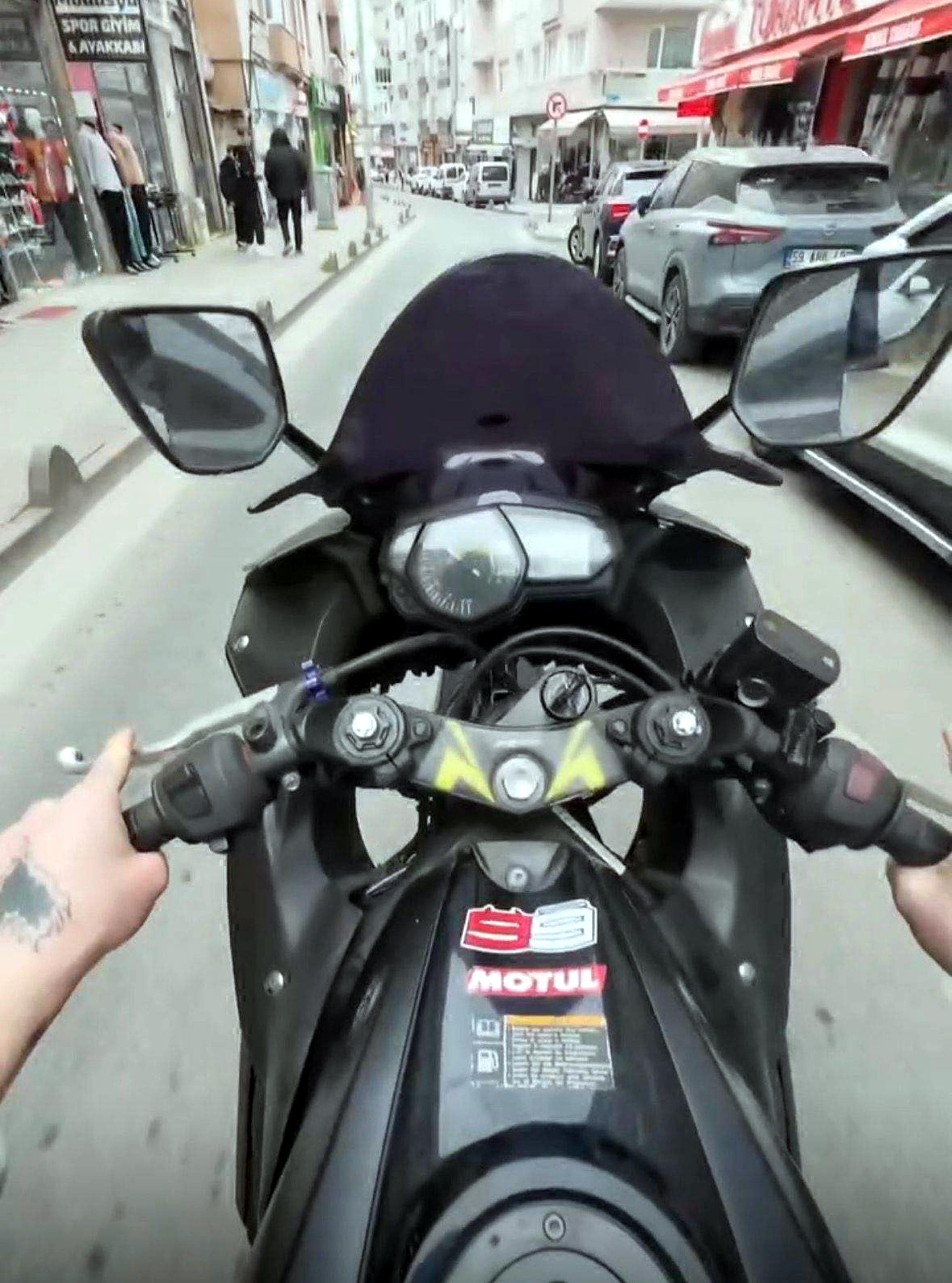 'Tek tekerle' trafiği tehlikeye atan motosikletliye 71 bin lira ceza