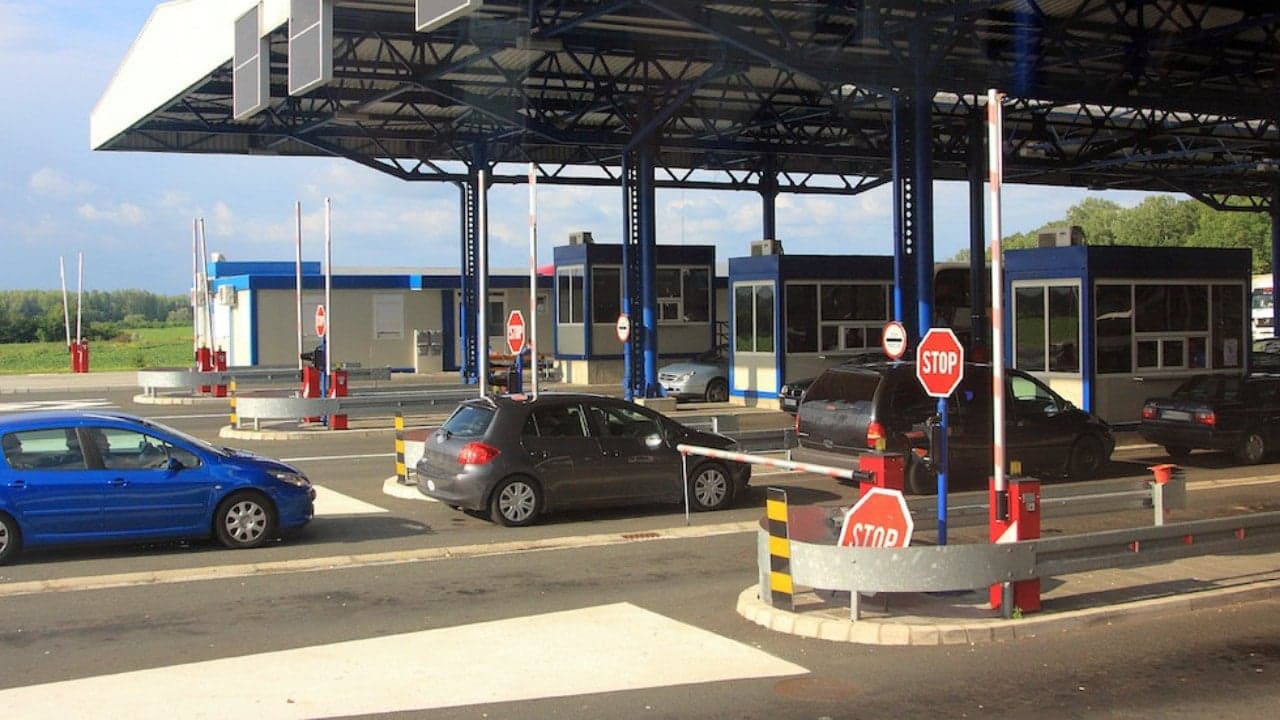 Gümrük ekipleri Türkiye'ye gelen yolcunun 18 milyon TL'sine el koydu