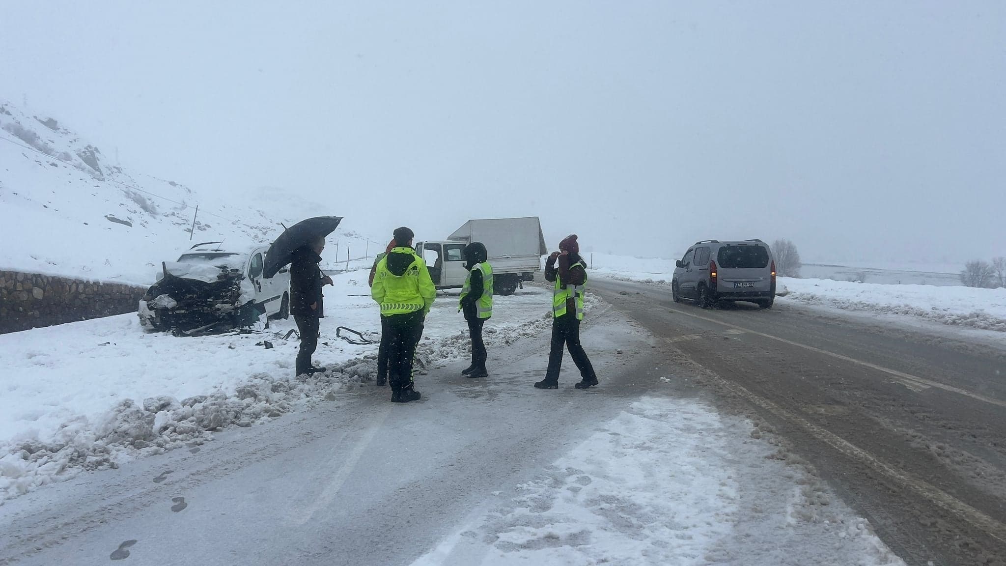 Yüksekova'da feci çarpışma: 1 ölü, 8 yaralı