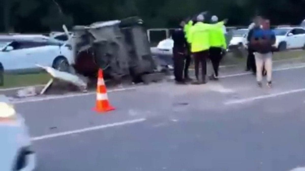 Aydınlatma direğine çarpan otomobil ikiye bölündü! Yaralılar var