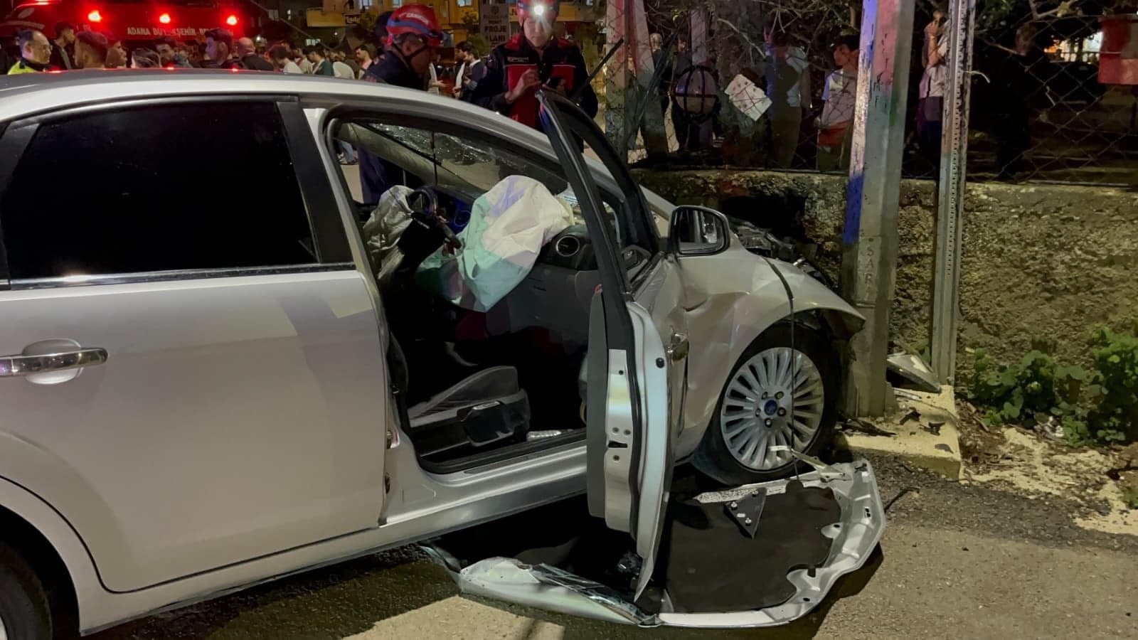 Adana'da iki otomobil çarpıştı, 4 kişi yaralandı