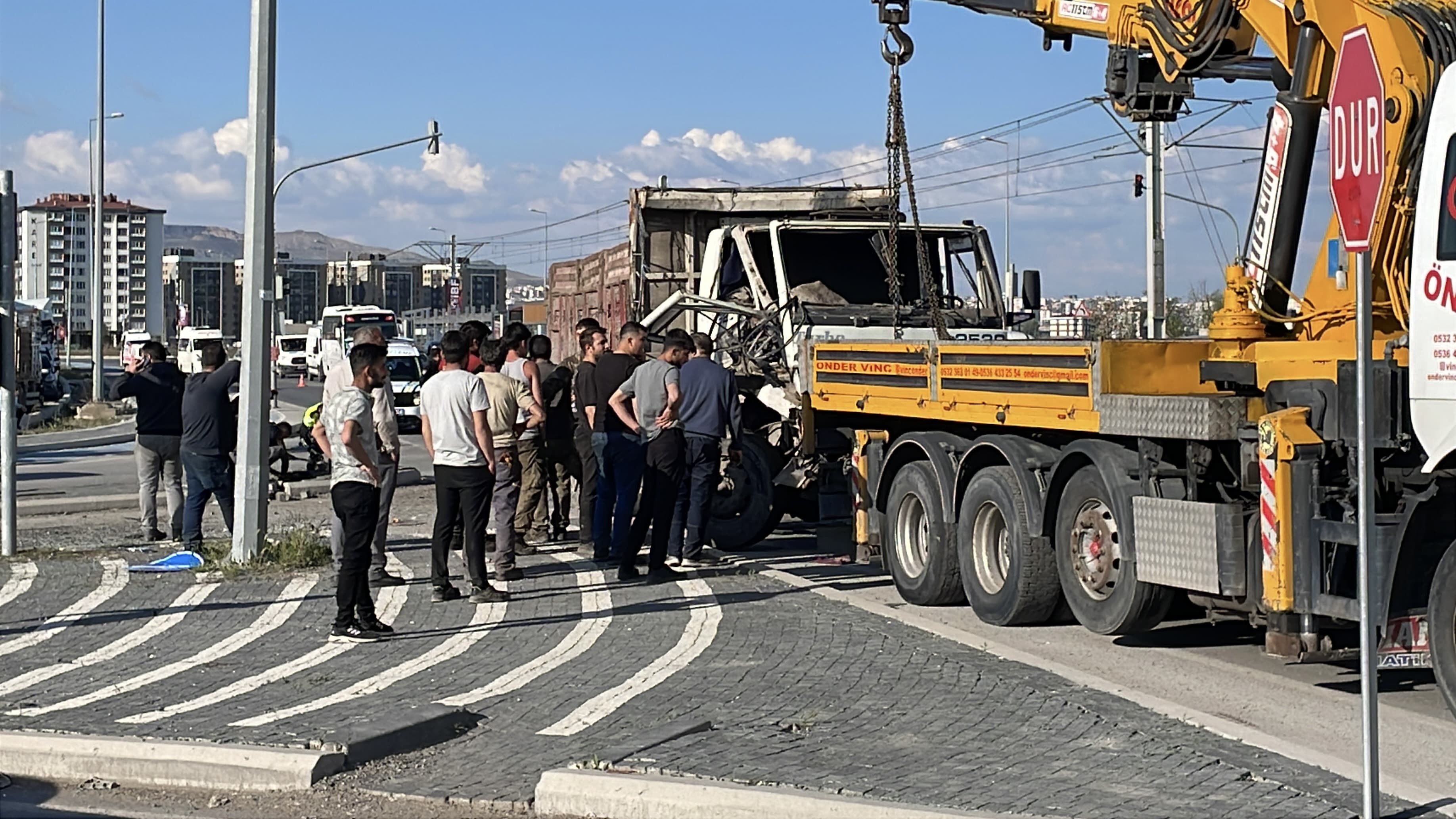 Kayseri'de işçi servisi ile kamyon çarpıştı: 8 kişi yaralandı