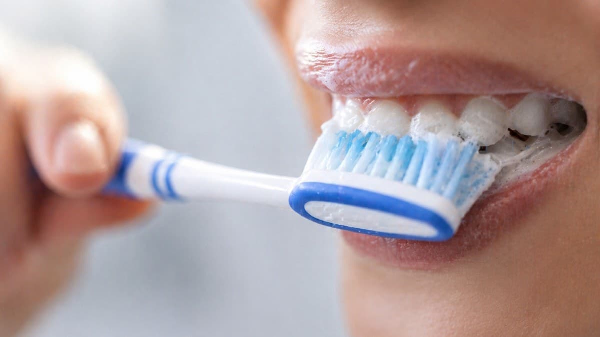 Dişlerinizi fırçalarken sakın bunu yapmayın