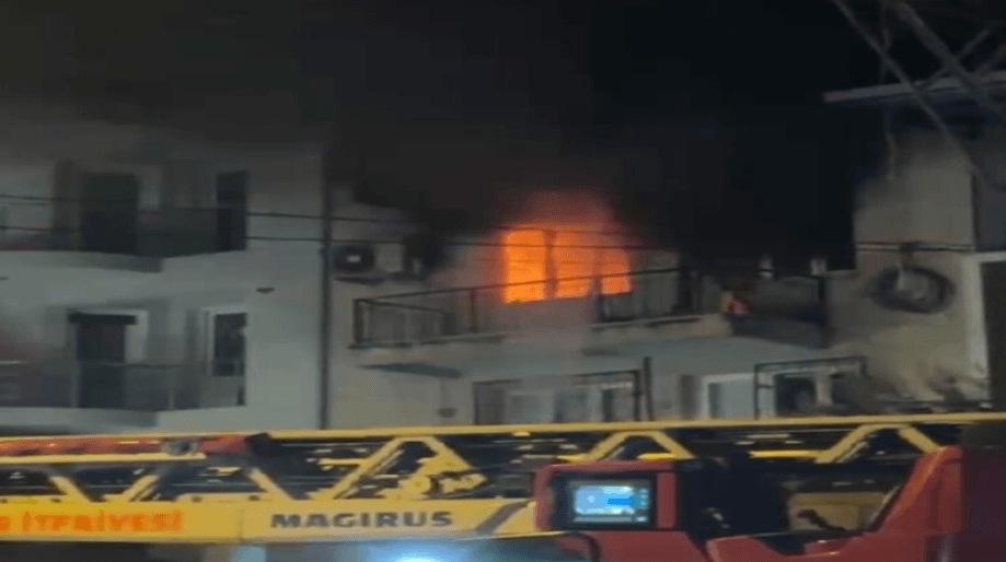 İzmir'de ev yangını: 1 kişi hayatını kaybetti, 1 kişi ağır yaralandı