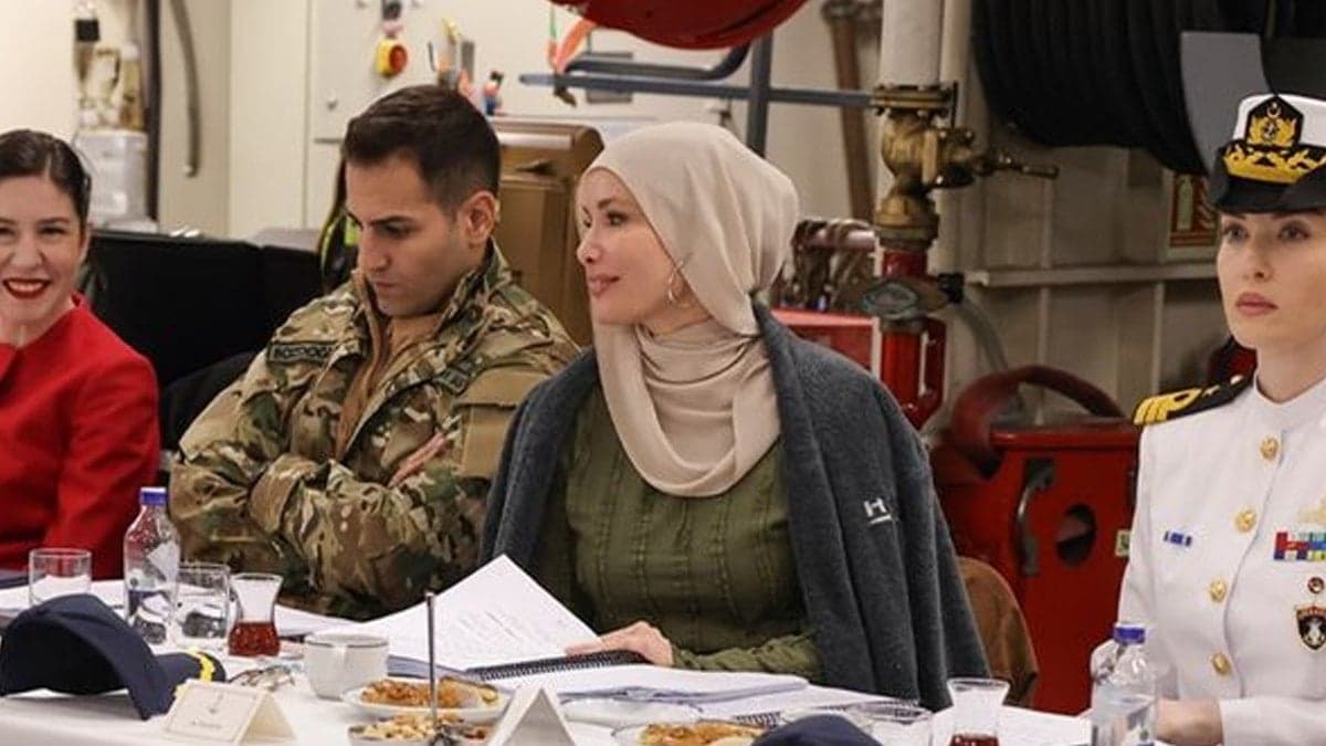 Yıllar sonra setlere döndü: Gamze Özçelik okuma provasındaki haliyle dikkat çekti