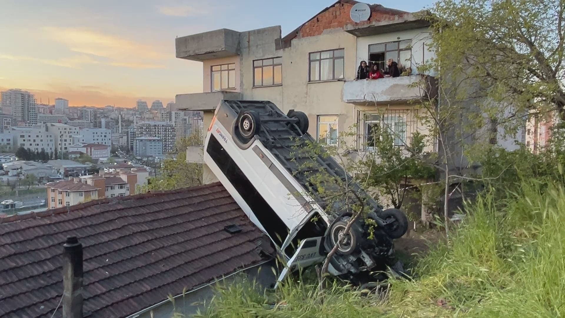 Kağıthane'de yürekleri ağza getiren görüntü: Çatıya uçmadan önce öğrencileri bırakmış