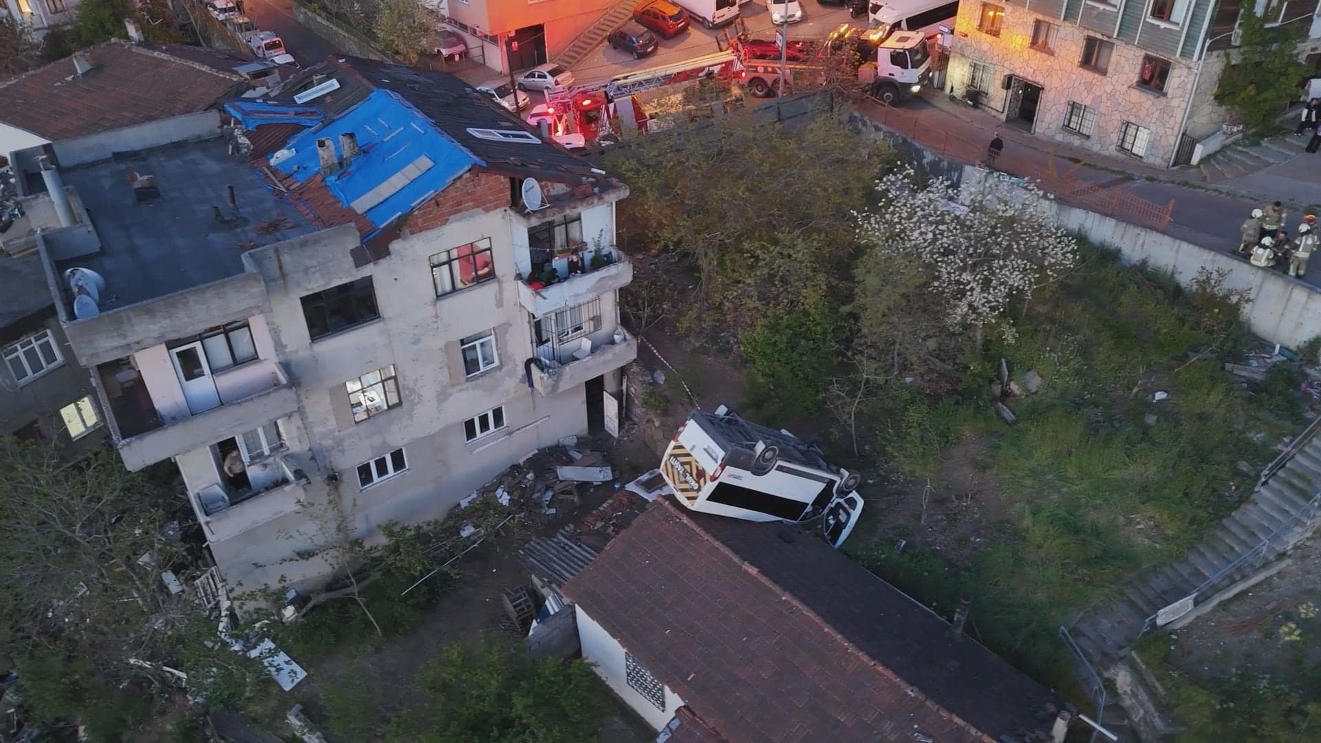 Akılalmaz kaza! Takla atan servis aracı, evin çatısına uçtu