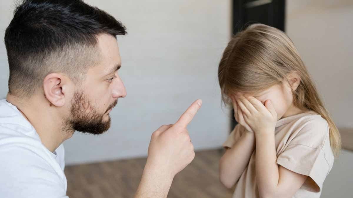 Çocuğuna şaka olsa bile söylediğin bu 10 cümle onu mahvediyor