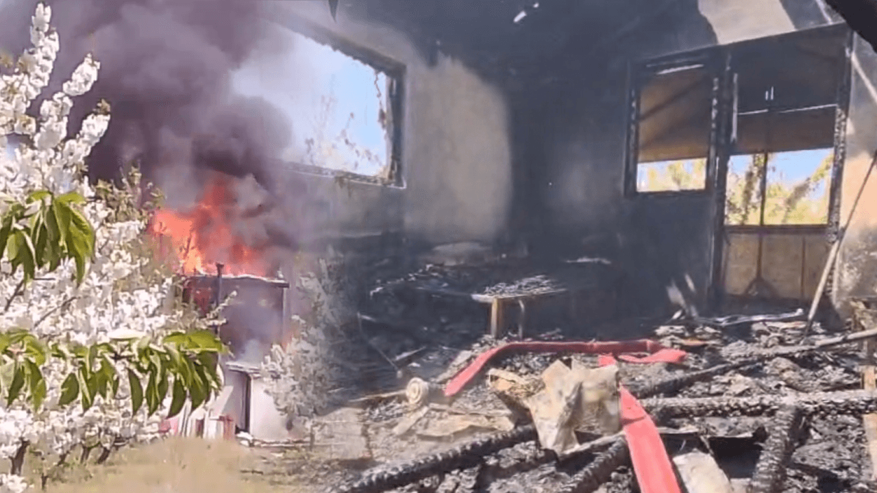 Amasya'da iki katlı ev ve depo kül oldu
