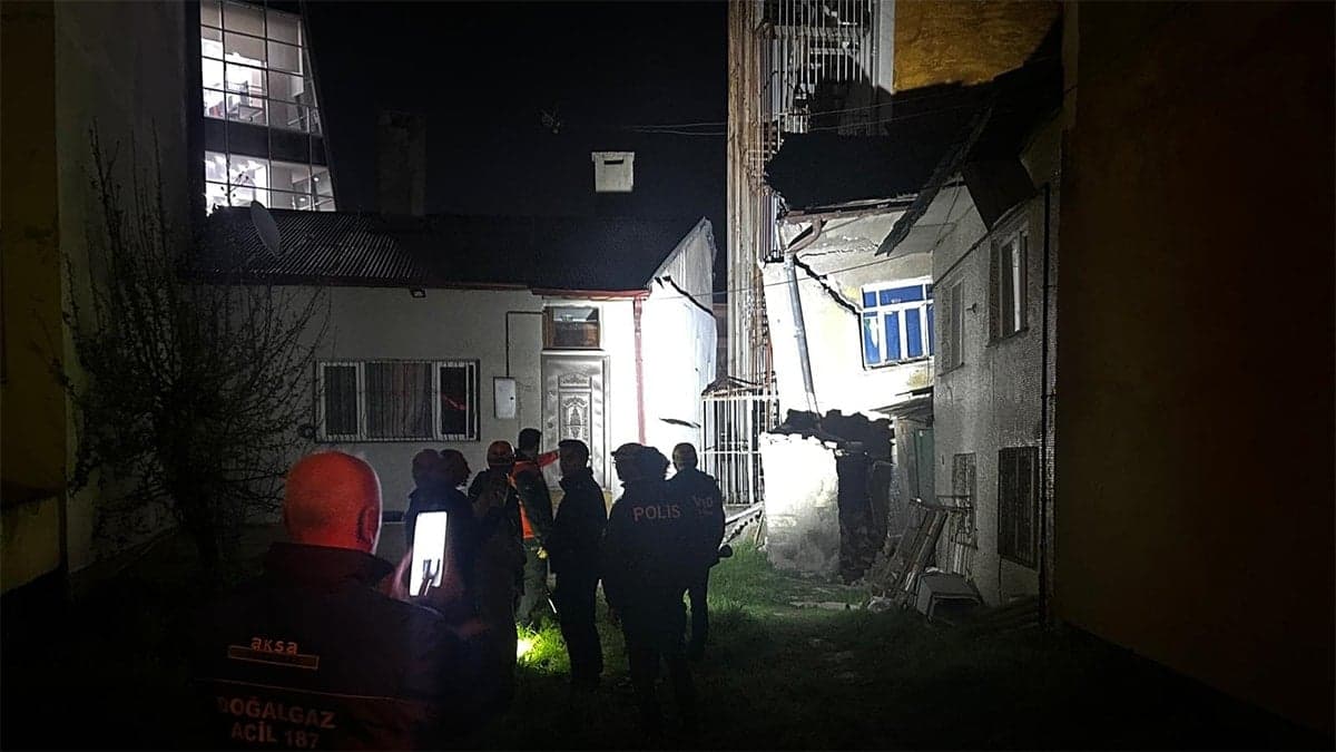 2 katlı müstakil ev yan yattı