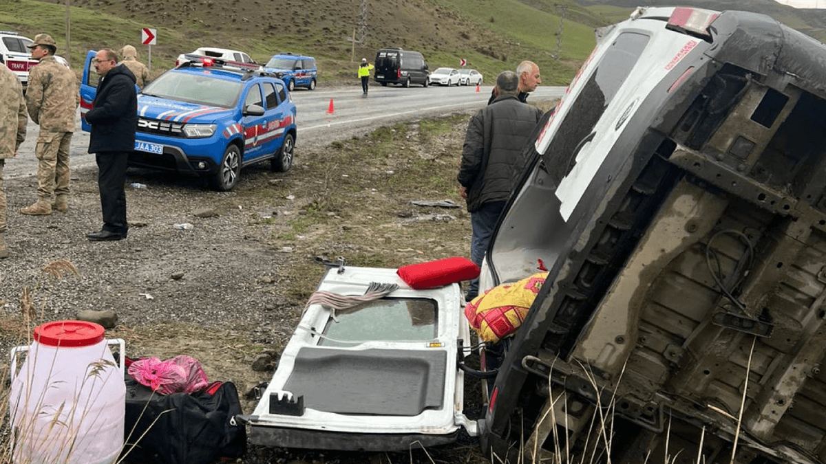 Yolcu taşıyan minibüs dereye uçtu, çok sayıda yaralı var