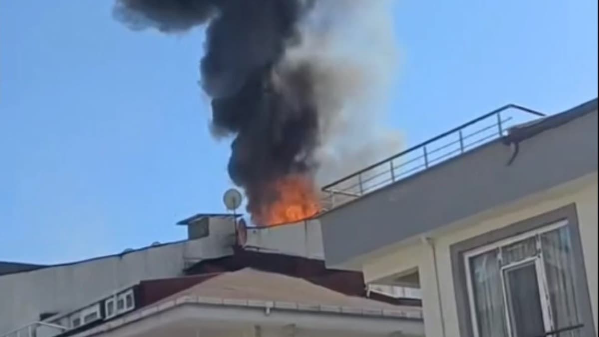 Küçükçekmece'de 4 katlı binanın çatısında yangın çıktı