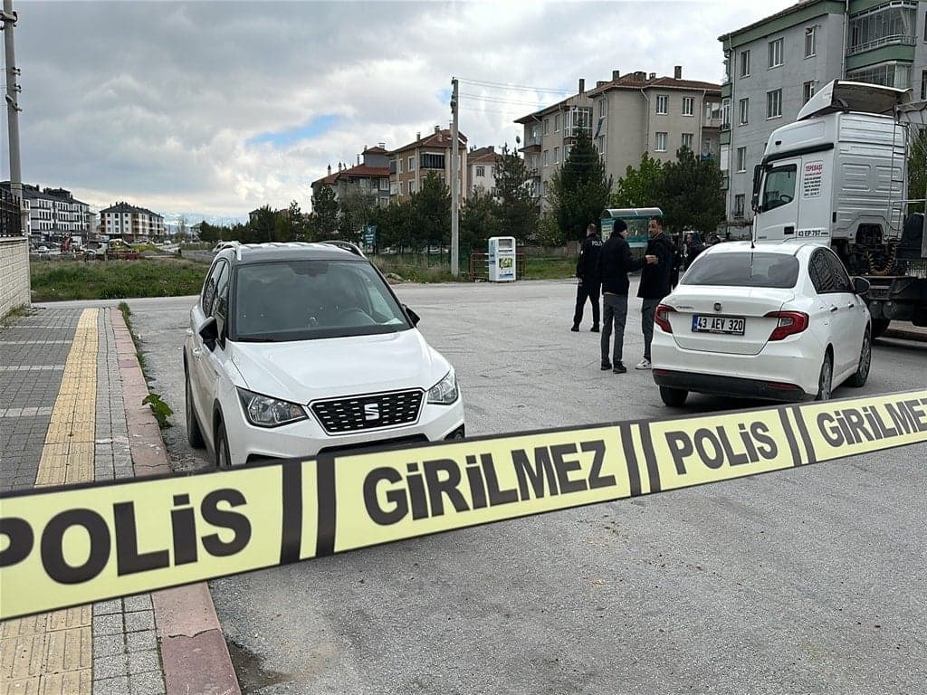Kütahya'da şüpheli çanta paniği! Fünye ile patlatıldı, boş çıktı