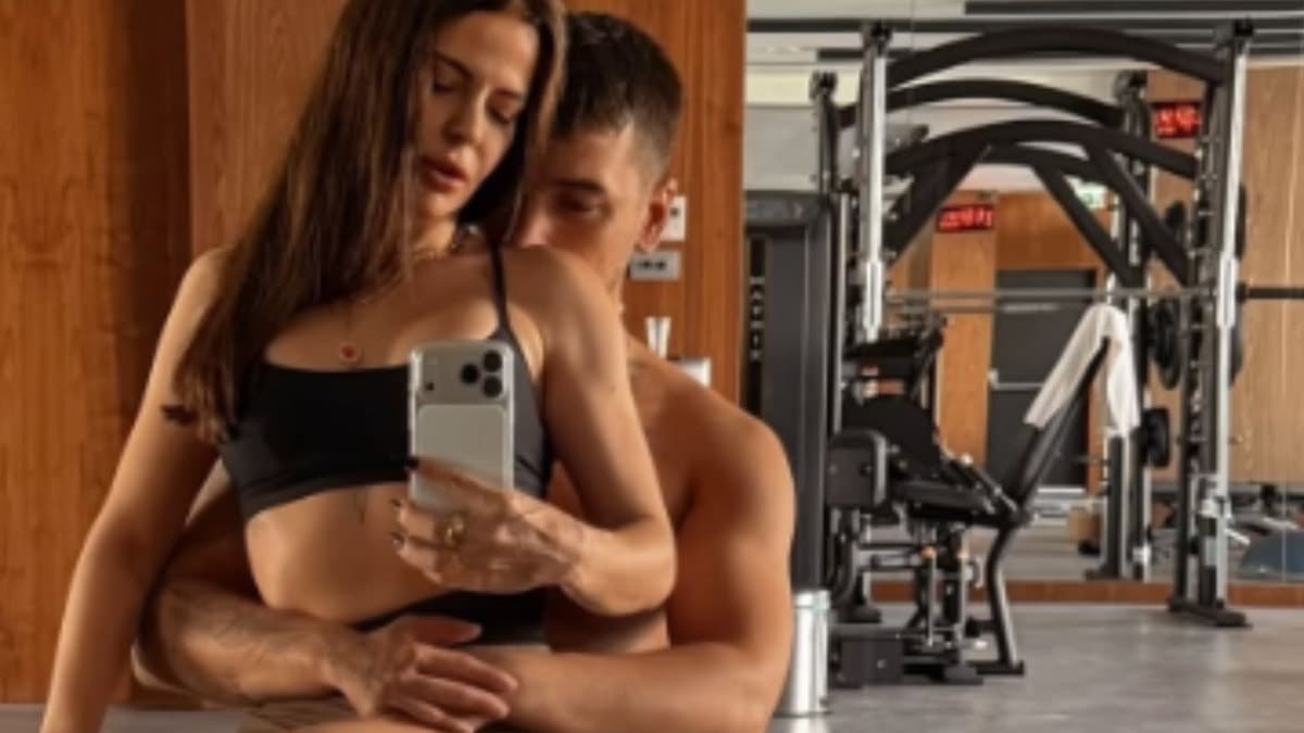 Simge Sağın, sevgilisiyle spor salonunda poz verdi
