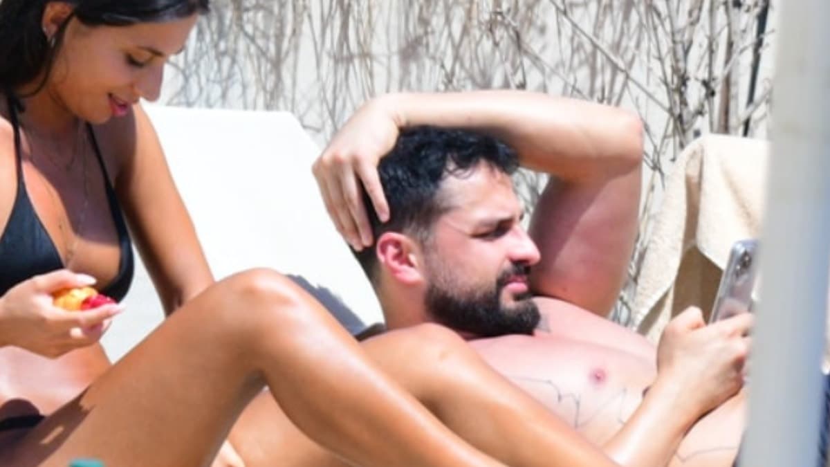 Ekin Mert Daymaz Bodrum'da plajda yeni tanıştığı biriyle görüntülendi