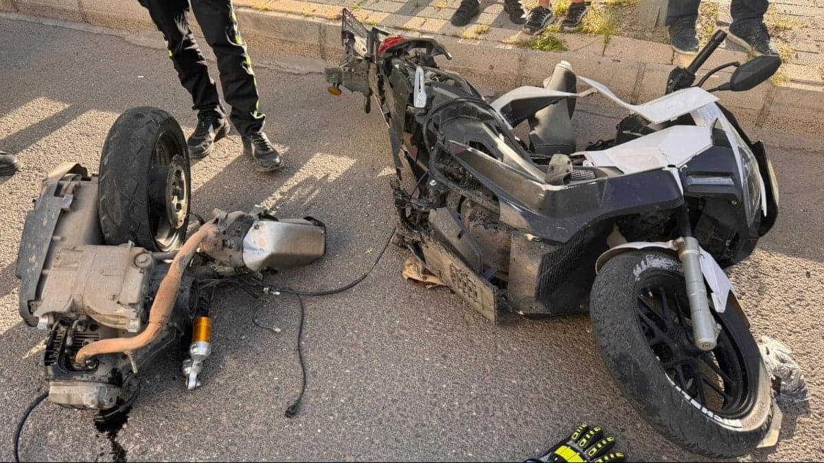 Motosiklet otomobile çarparak ikiye ayrıldı