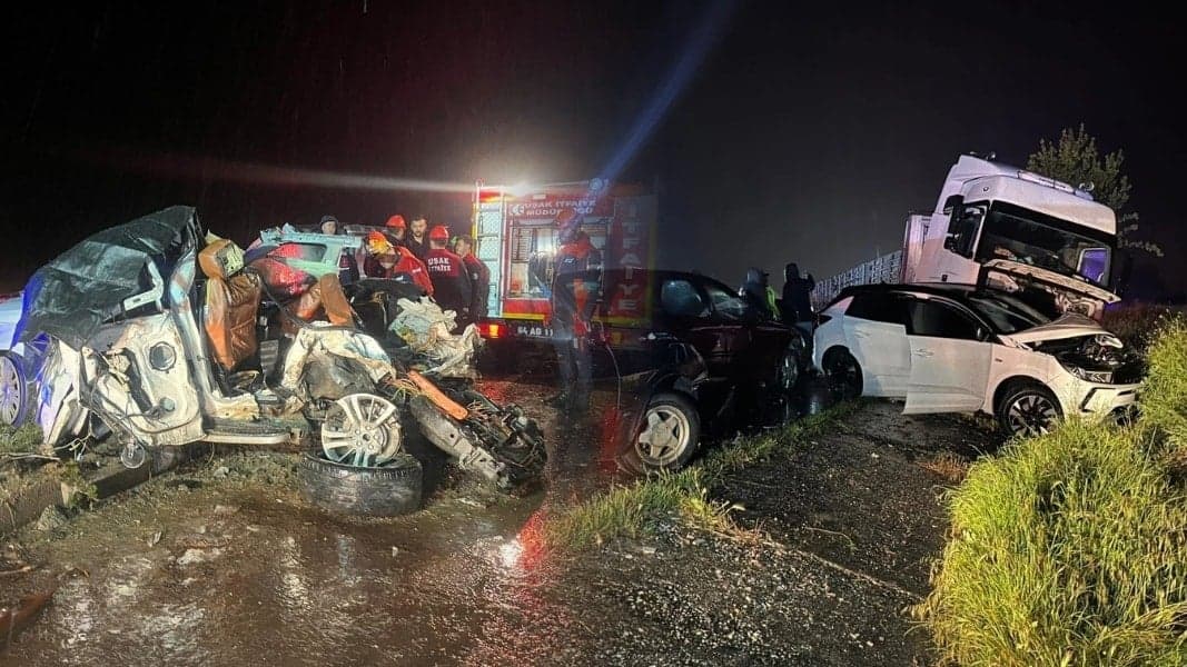 Kara yolunda zincirleme facia; 4 kişi öldü, 17 kişi yaralandı