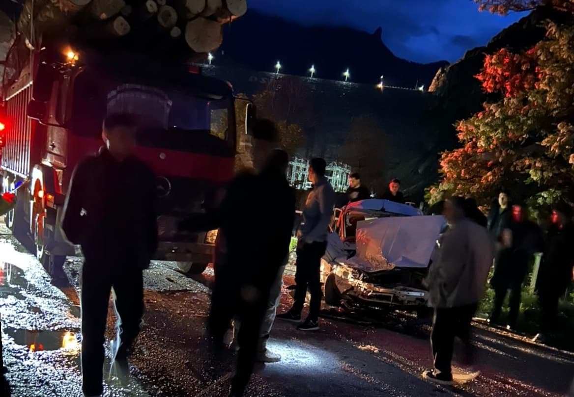 Gümüşhane'de kamyonla çarpışan otomobilde 3 kişi yaralandı