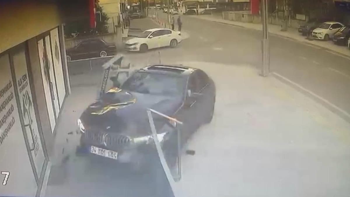 Kontrolden çıkan otomobil iş yerine girdi