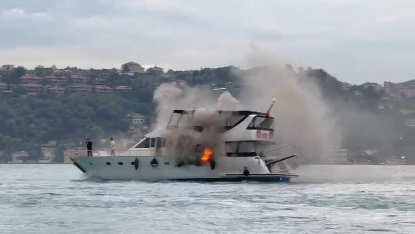 Bebek sahilinde tur teknesinde yangın meydana geldi