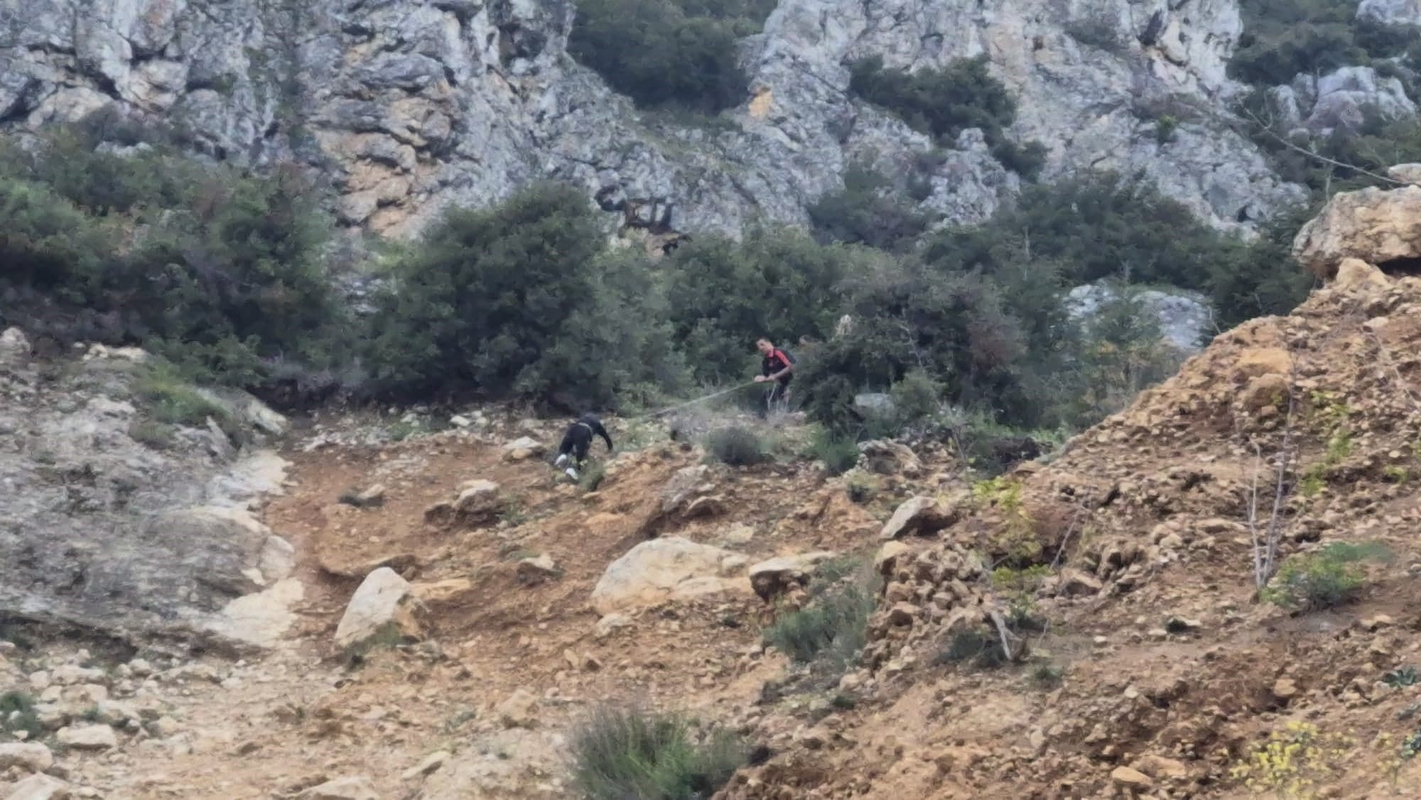 Çıktıkları dağlık alanda mahsur kalan iki çocuk kurtarıldı