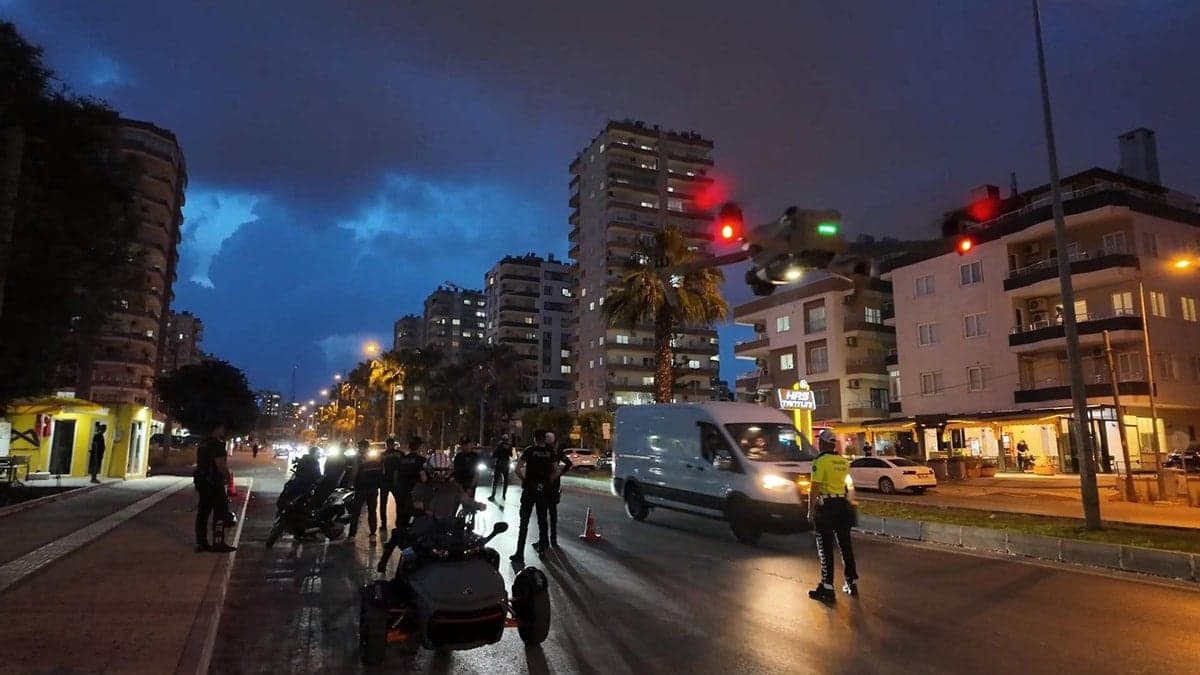 Mersin'de trafik denetimlerinde 1413 sürücüye ceza kesildi