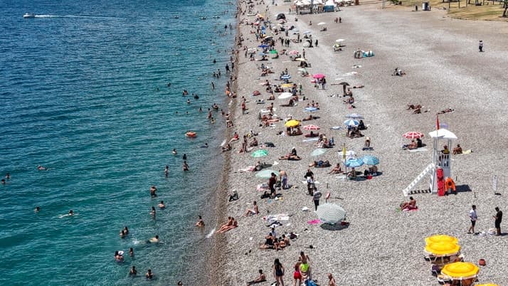 Antalya Konyaaltı Sahili'nde Kurban Bayramı yoğunluğu