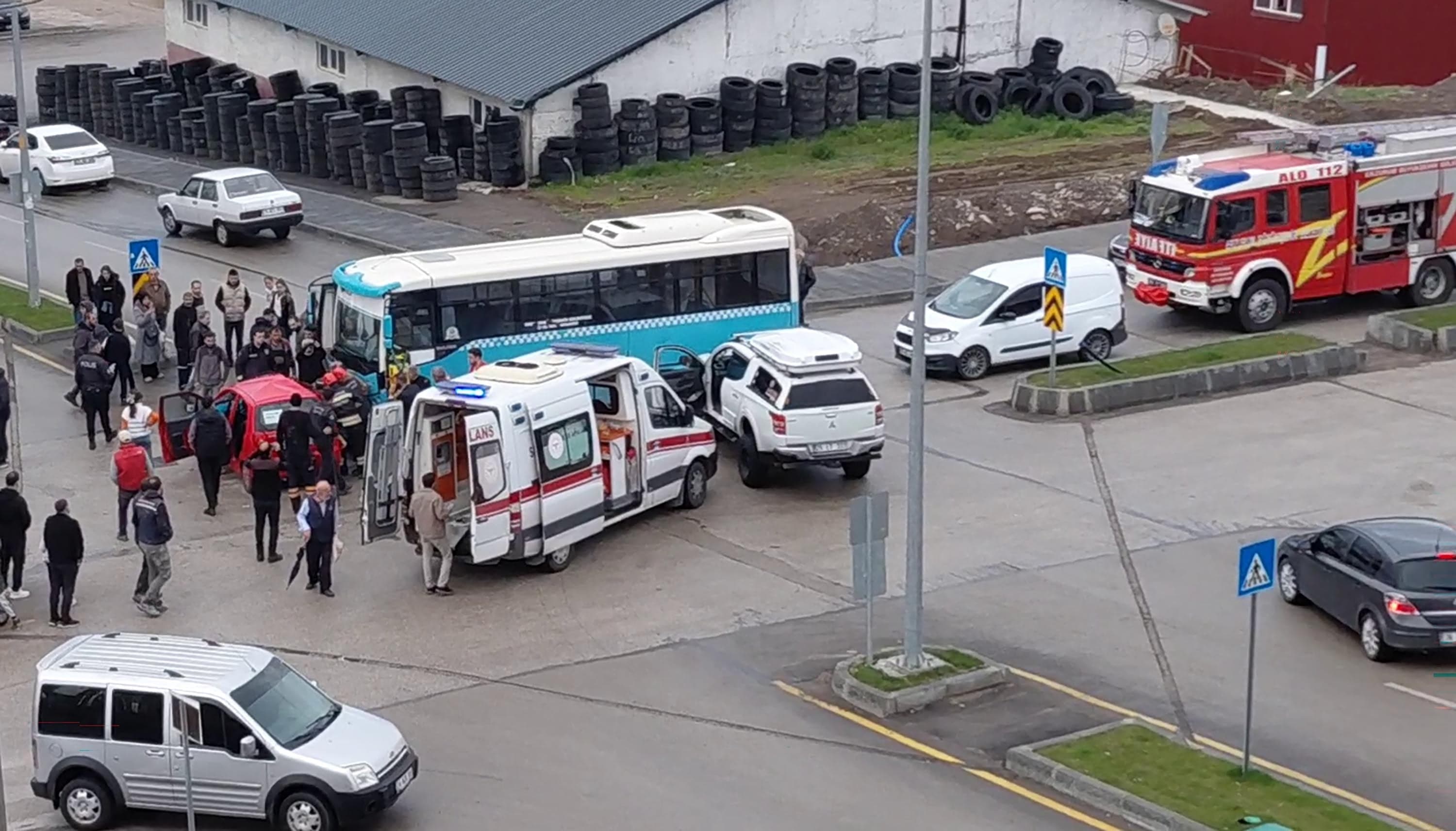 Erzurum'da halk otobüsü ile otomobil çarpıştı, 5 kişi yaralandı