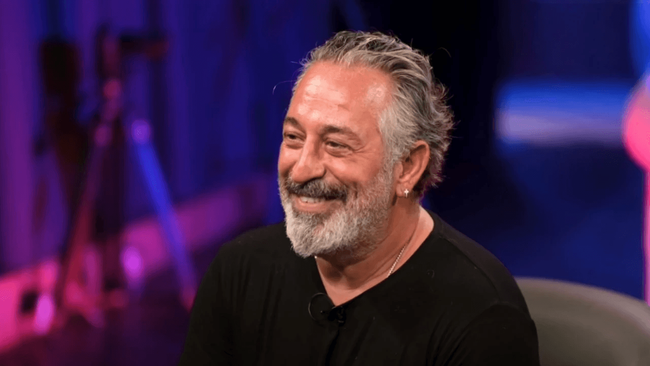 Cem Yılmaz, yeni milyonluk aracıyla Nişantaşı'nda görüntülendi.