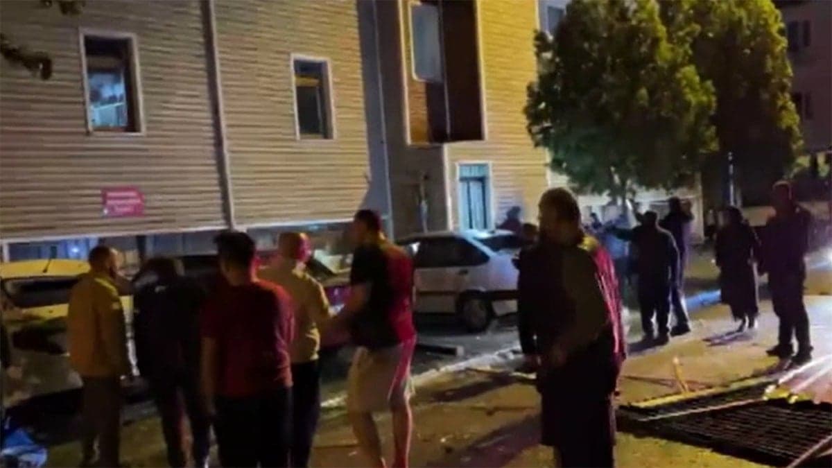 Bartın'da fırtına 6 araca zarar verdi